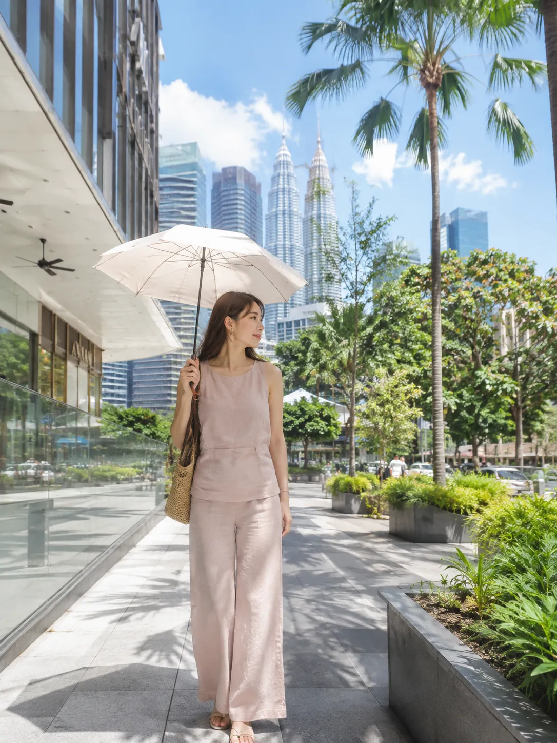 マレーシアの高温多湿な街並みで涼しげな上品コーディネートを着た大人女性