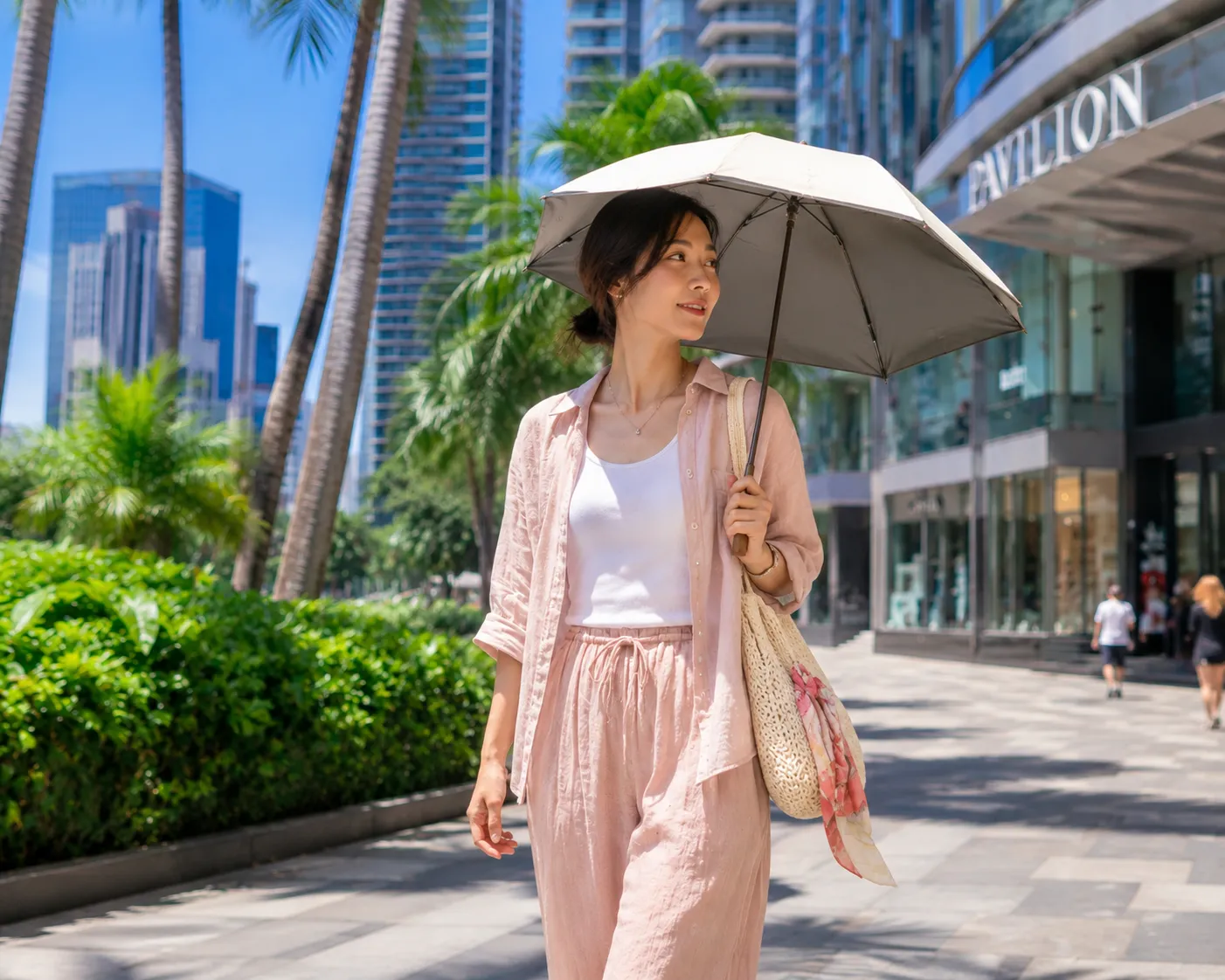 マレーシアの明るい住宅街や自然光の中で服を選んでいる女性のイメージ写真